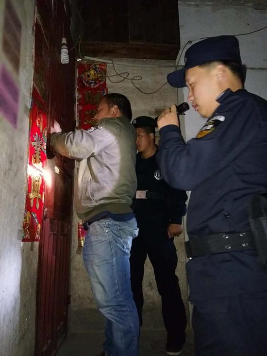 离岛粗心妈妈误将幼女锁家中 